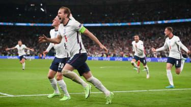 Englands kapten Harry Kane firar sitt segermål mot Danmark