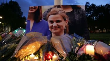 Kwiatowe hołdy i świece umieszczone przy zdjęciu posłanki Partii Pracy Jo Cox