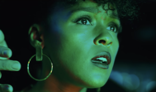 Janelle Monáe katselee Antebellumin klubissa