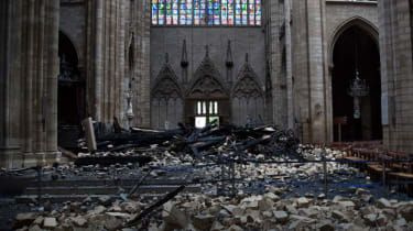 Notre Dame 'var inden for få minutter efter fuldstændig ødelæggelse'