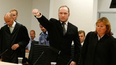 Самопризнал масов убиец Андерс Беринг Брайвик вдига юмрук в десен поздрав