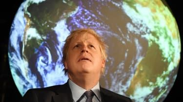 Boris Johnson în fața unei proiecții a Pământului