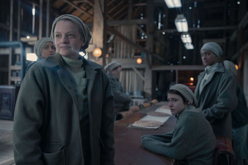 TV esta noche Elisabeth Moss como June en The Handmaid
