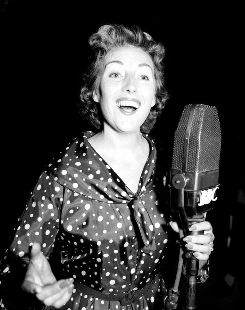 Vera Lynn probt 1956 in London für ihre neue Radiosendung