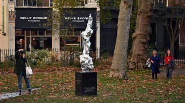 Scultura di Mary Wollstonecraft condannata come 'Barbie d'argento nuda'
