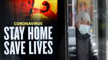 Plakat NHS z napisem „Zostań w domu, ratuj życie w Londynie”