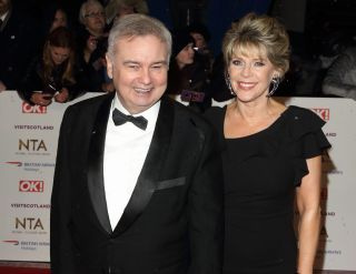 Eamonn Holmes neemt brutale uithaal naar vrouw Ruth Langsford omdat ze zijn achternaam niet opnam op hun bruiloft, live in de lucht