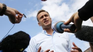 Alexi Navalny se adresează reporterilor la Moscova.