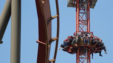 Fra Thorpe Park til Primark: de merkeligste Covid-vaksinasjonsstedene
