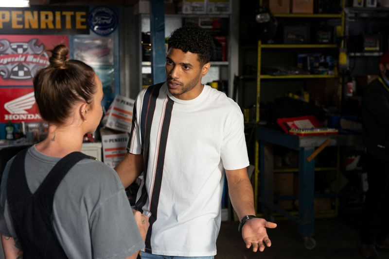 Levi Canning explique ses actions à Bea Nilsson dans Neighbours