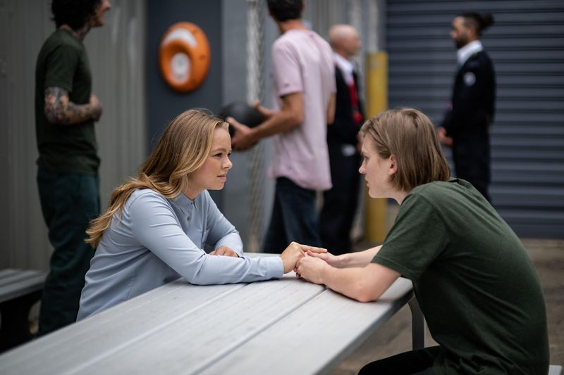 Harlow Robinson rend visite à Brent Colefax en prison dans Neighbours