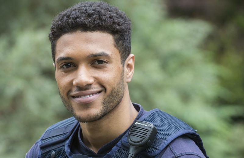 Richie Morris dans le rôle du cuivre Levi Canning dans Neighbors