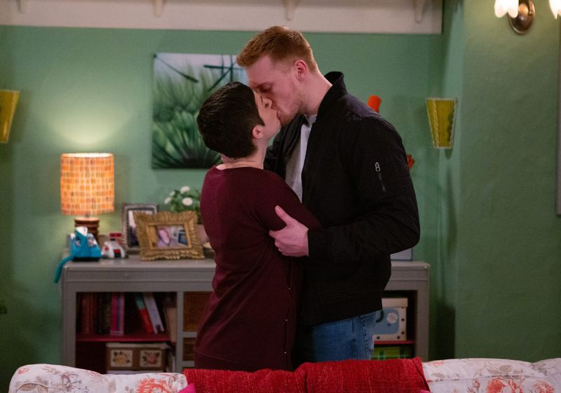 Victoria und Luke küssen sich in Emmerdale