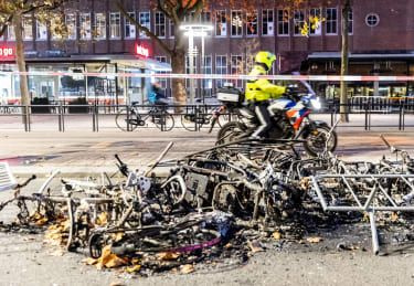 Brända cyklar som lämnats kvar efter upploppet i Rotterdam, Nederländerna