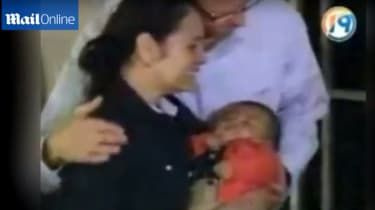 'Swapped baby' genforenet med familien i El Salvador
