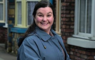 Η πρωταγωνίστρια του Coronation Street, Patti Clare, εκπλήσσει τους θαυμαστές με το glam look στο The Chase: «Η Mary καθαρίζει καλά!»