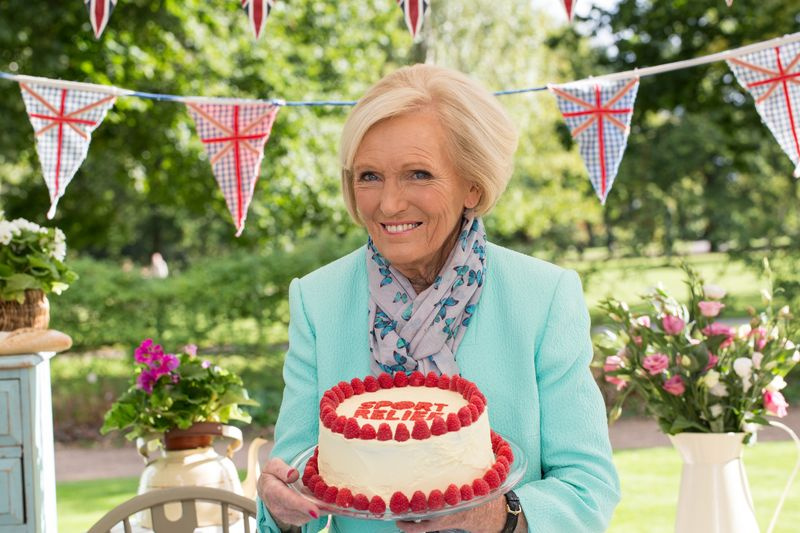 Η Mary Berry κρατά μια τούρτα