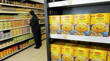 V trgovini halal so rekli, naj prodaja alkohol in svinjino ali zapiralo za obraz