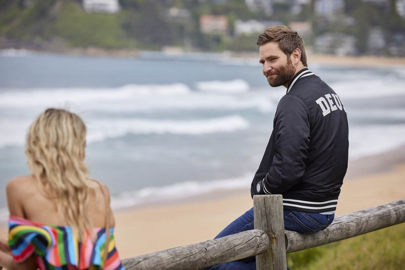 Kieran Baldivis tenta beijar Jasmine Delaney em Home and Away