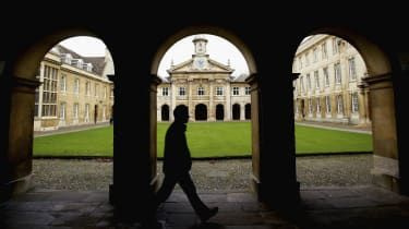 Pourquoi Cambridge veut interdire le personnel militaire des foires des freshers
