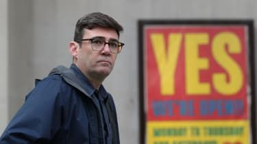 Boris vs. Burnham: smeruje Manchester do karantény s miliónovými výplatami?