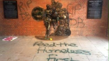Kip Davida Bowieja je bil vandaliziran po manj kot 48 urah