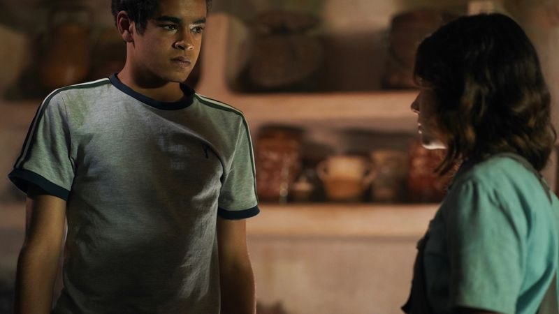 Amir Wilson ja Dafne Keen Pimeissä materiaaleissaan