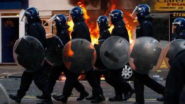 Poriadková polícia kráča po Clarence Road v Hackney
