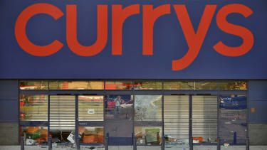Poškodená predajňa Currys