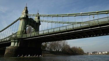 Мостът Хамърсмит е затворен 'за неопределено време'