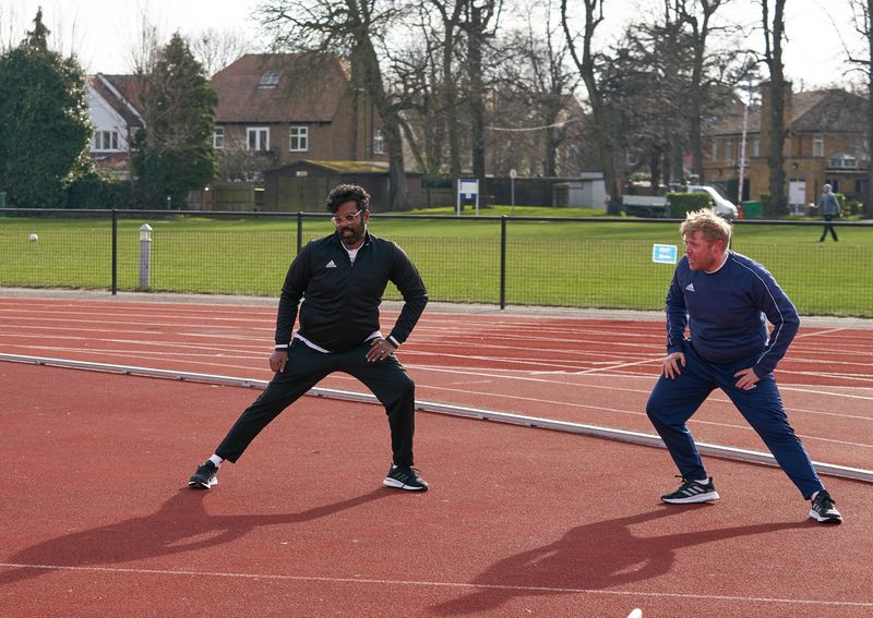 TV nocoj Romesh in Rob se ogrevata