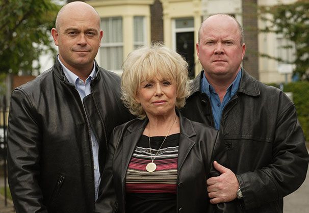 Dame Barbara în rolul lui Peggy Mitchell alături de fiii ei din ecranul EastEnders, Grant și Phil