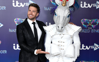 Joel Dommett naamioitunut laulaja