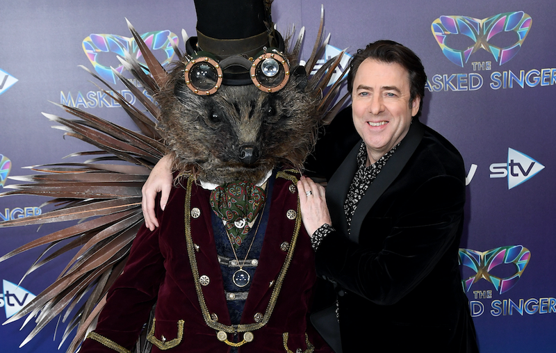 Naamioitunut laulaja Jonathan Ross