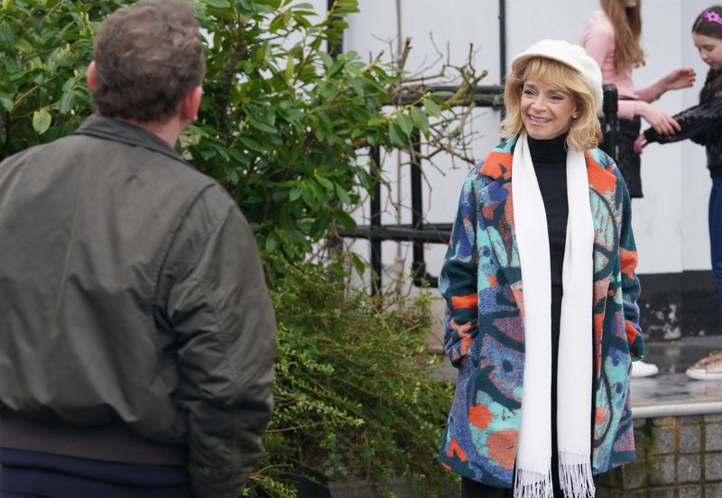 Estelle EastEnders spēlē Sjū Holderness