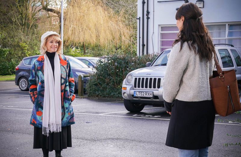 Estelle jautā, vai viņa var satikties ar Billiju programmā EastEnders