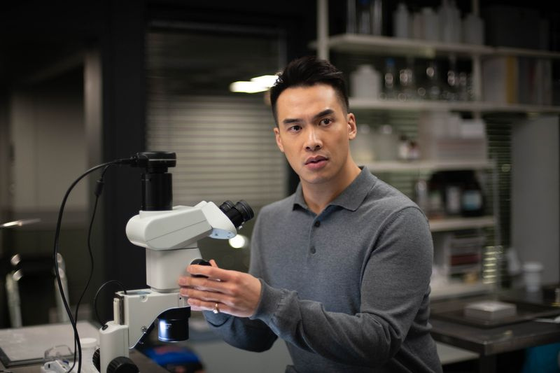 Jason Wong como el Dr. Adam Yeun