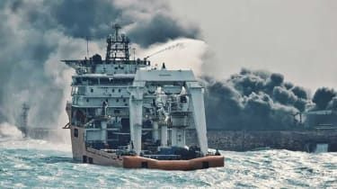 Brinnande oljetanker sjunker i Östkinesiska havet