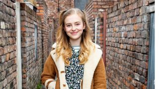 Coronation Streetin tähti Harriet Bibby: 'Kaikki kysyvät minulta henkilötodistusta!'