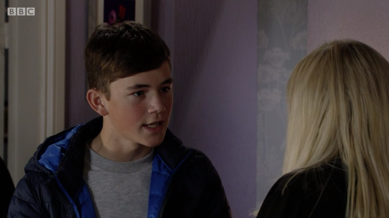 Bobby hyökkää Dennisin kimppuun EastEnders BBC:ssä