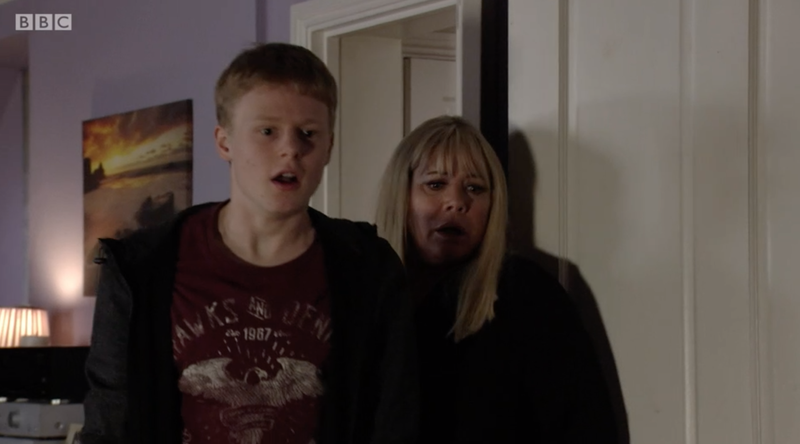 Bobby hyökkää Dennisin kimppuun EastEnders BBC:ssä