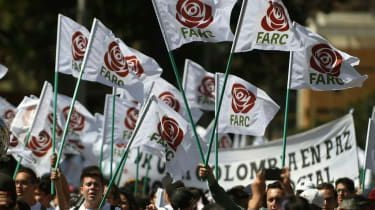 Farc-medlemmer og tilhængere vifter med flag, der bærer bevægelsen