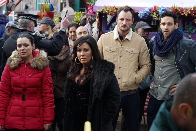 Η Whitney Dean, η Kat Moon και ο Martin Fowler είναι σοκαρισμένοι στο EastEnders