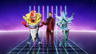 Naamioituneen laulajan Joel Dommett myöntää ihmettelevänsä, oliko Alienilla vaimonsa reidet!