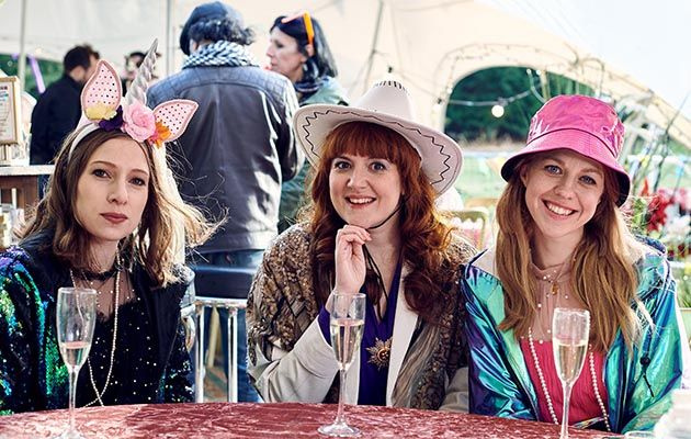 Ellie White als Beatrice, Celeste Dring als Eugenie und Katy Wix als Fergie in The Windsors