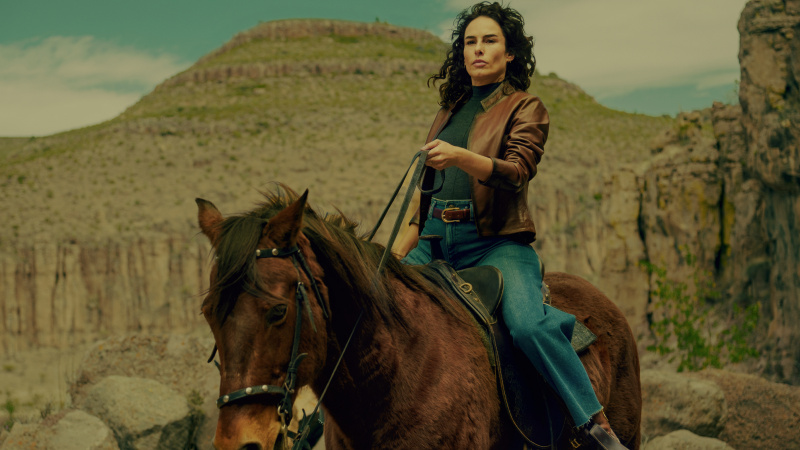  Ana Serradilla în Netflix's Sisters' Feud.