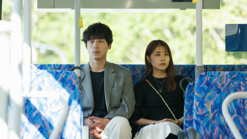   Kasumi Arimura și Kentaro Sakaguchi în Netflix's Beyond Goodbye