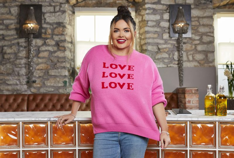 Η Scarlett Moffatt φιλοξενεί το Love Bites