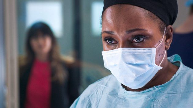 Holby City Max (Jo Martin) operuoja Ric
