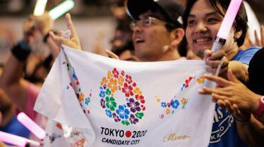 Tokio, Japonia - 08 września: Mieszkańcy miasta olimpijskiego Tokio świętują trzymając znaki Tokio po ogłoszeniu miasta-gospodarza Letnich Igrzysk Olimpijskich 2020 w Parku Olimpijskim Komazawa